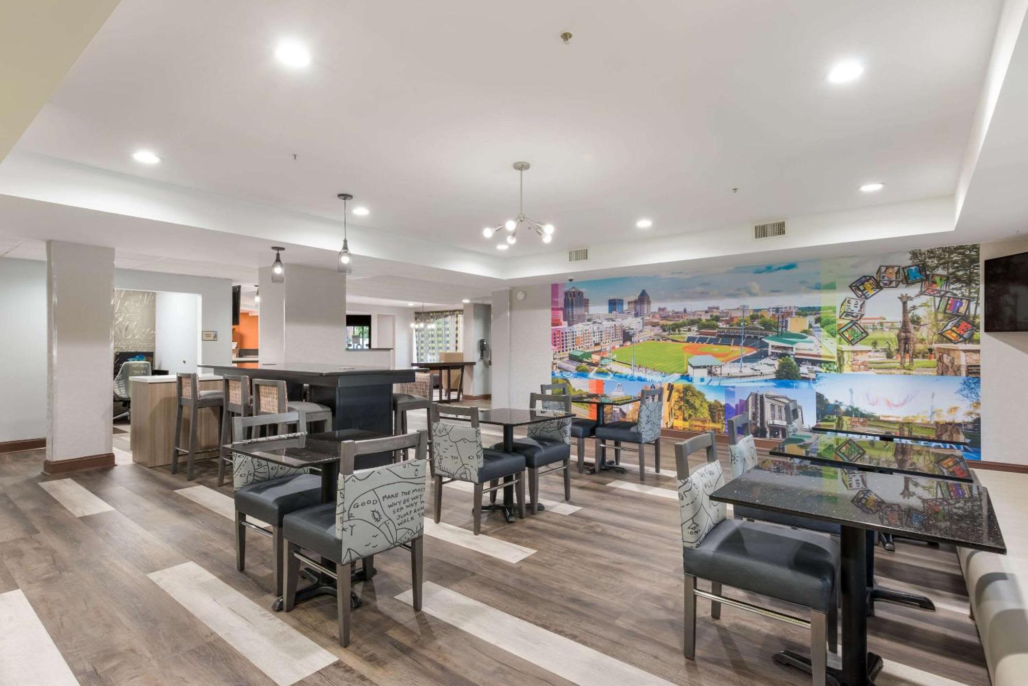 Отель Clarion Pointe Greensboro Airport Экстерьер фото