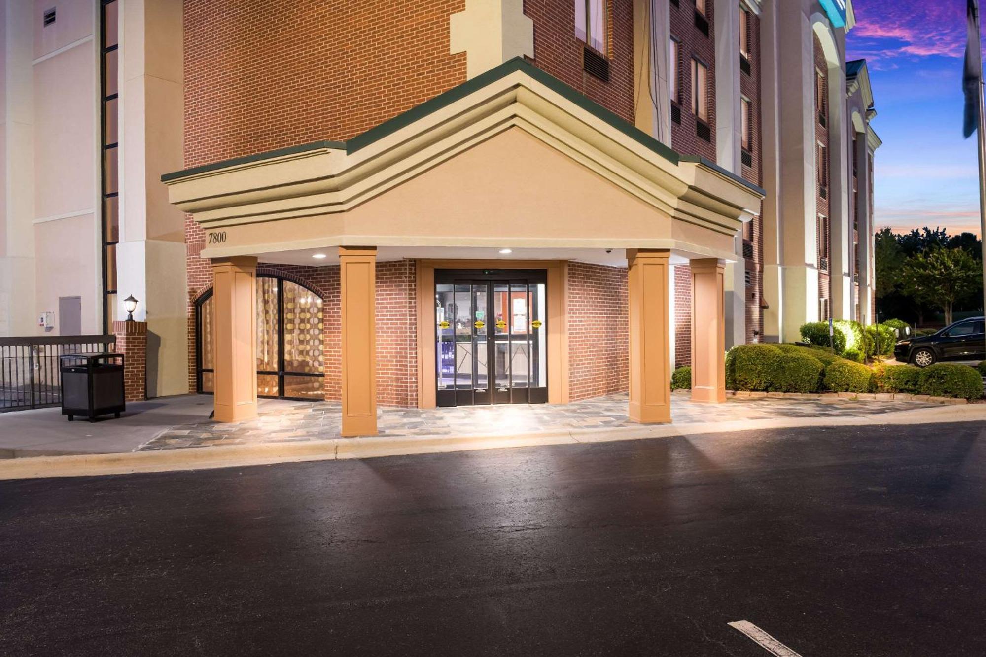 Отель Clarion Pointe Greensboro Airport Экстерьер фото