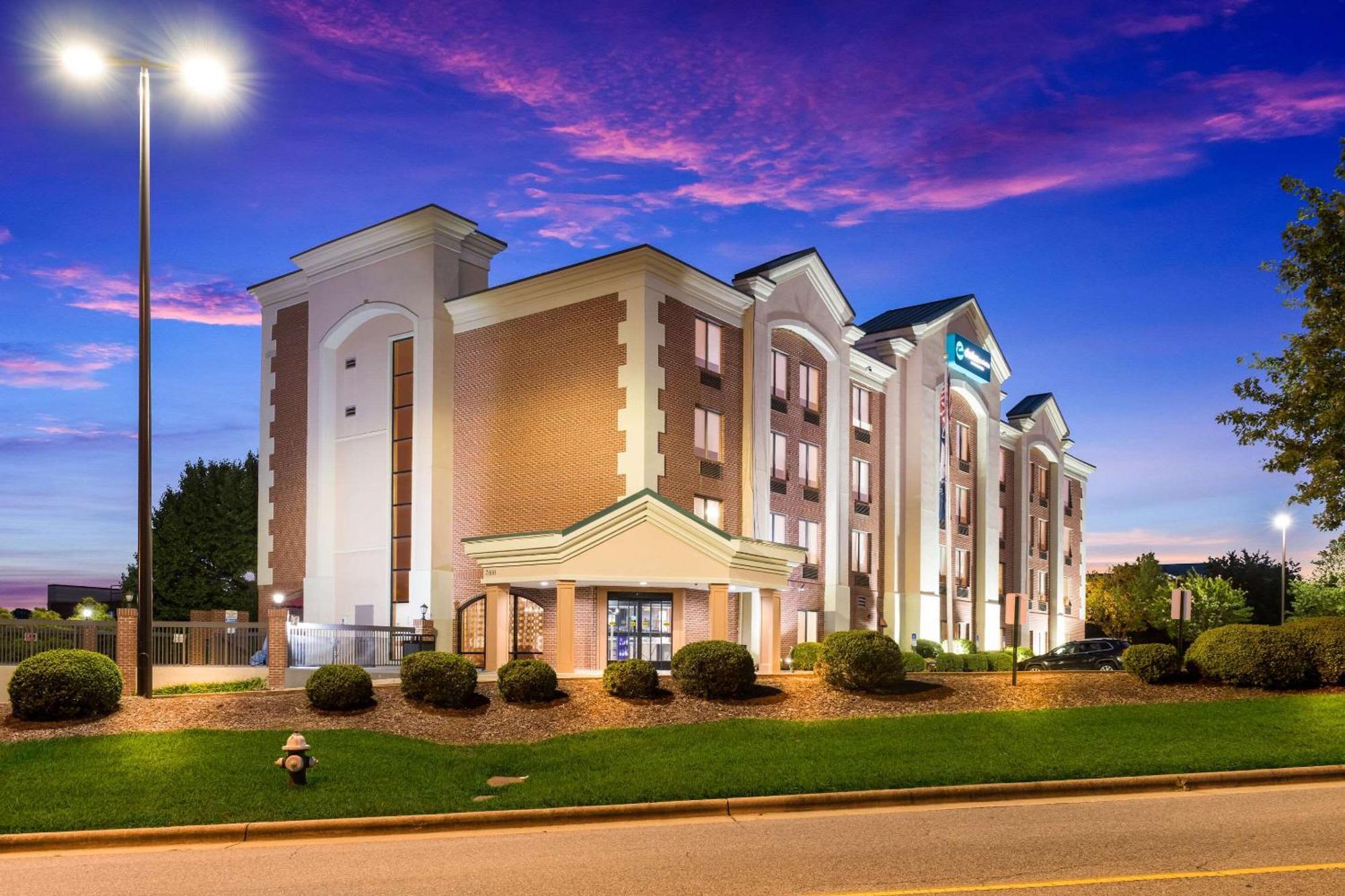 Отель Clarion Pointe Greensboro Airport Экстерьер фото