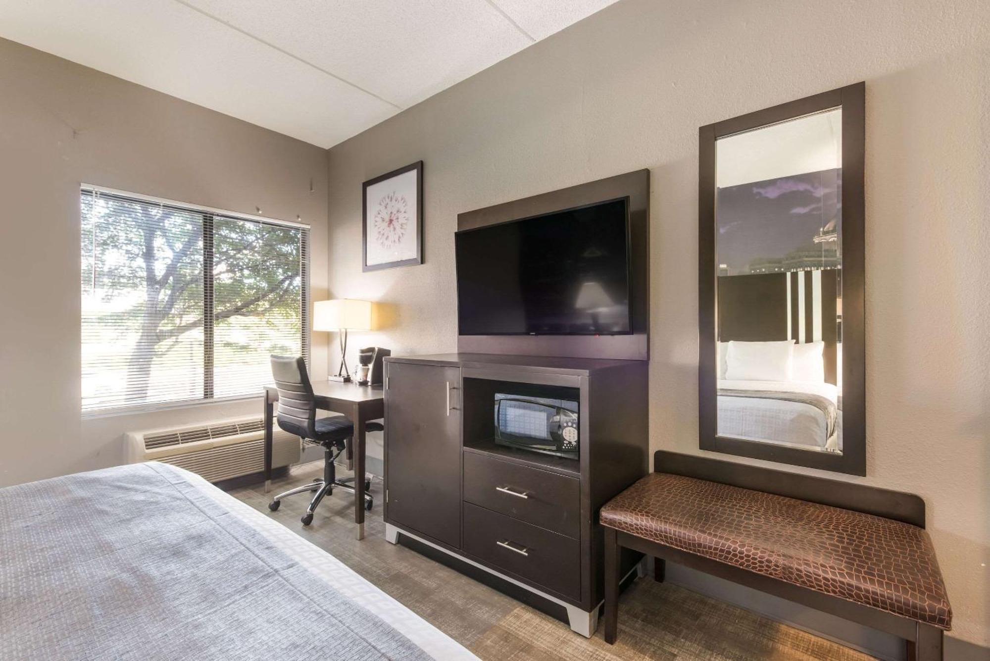 Отель Clarion Pointe Greensboro Airport Экстерьер фото