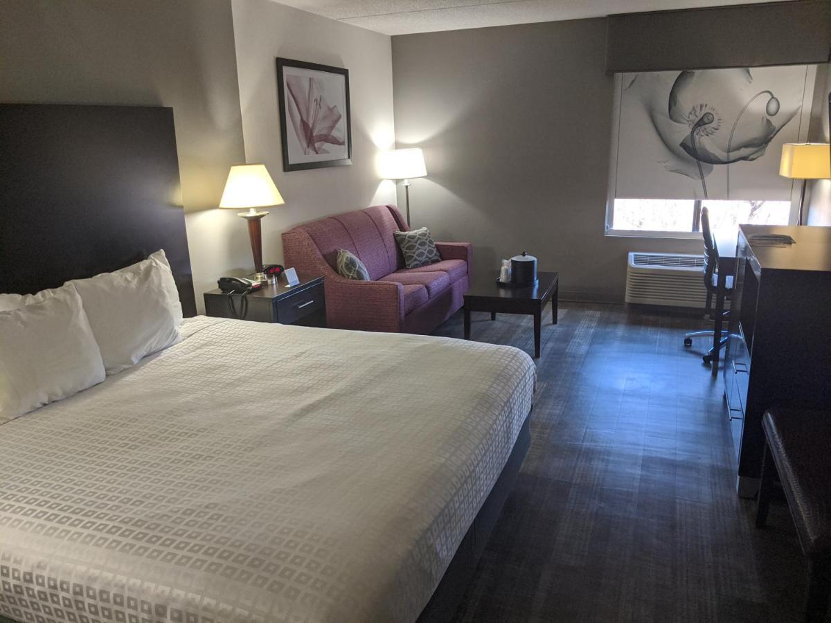 Отель Clarion Pointe Greensboro Airport Экстерьер фото