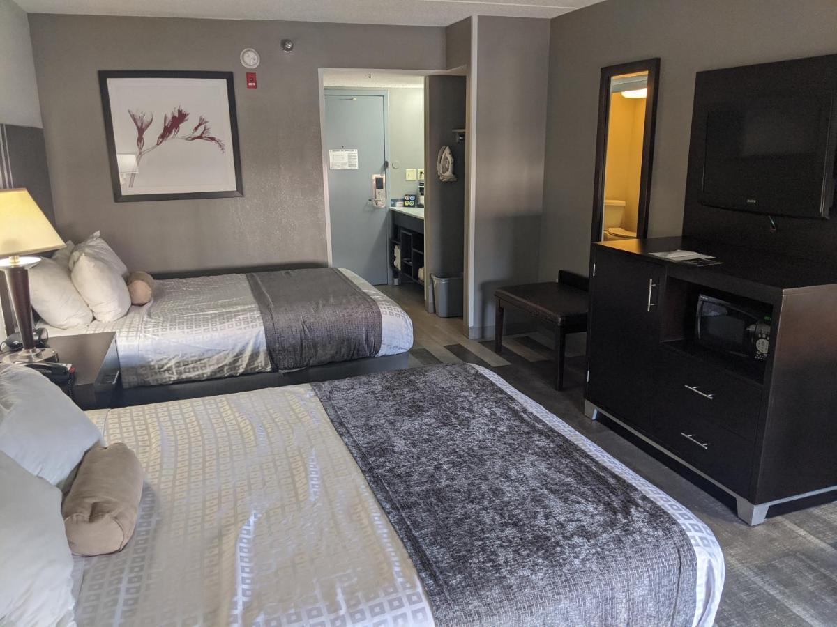 Отель Clarion Pointe Greensboro Airport Экстерьер фото