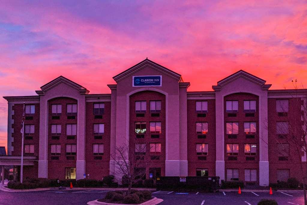 Отель Clarion Pointe Greensboro Airport Экстерьер фото